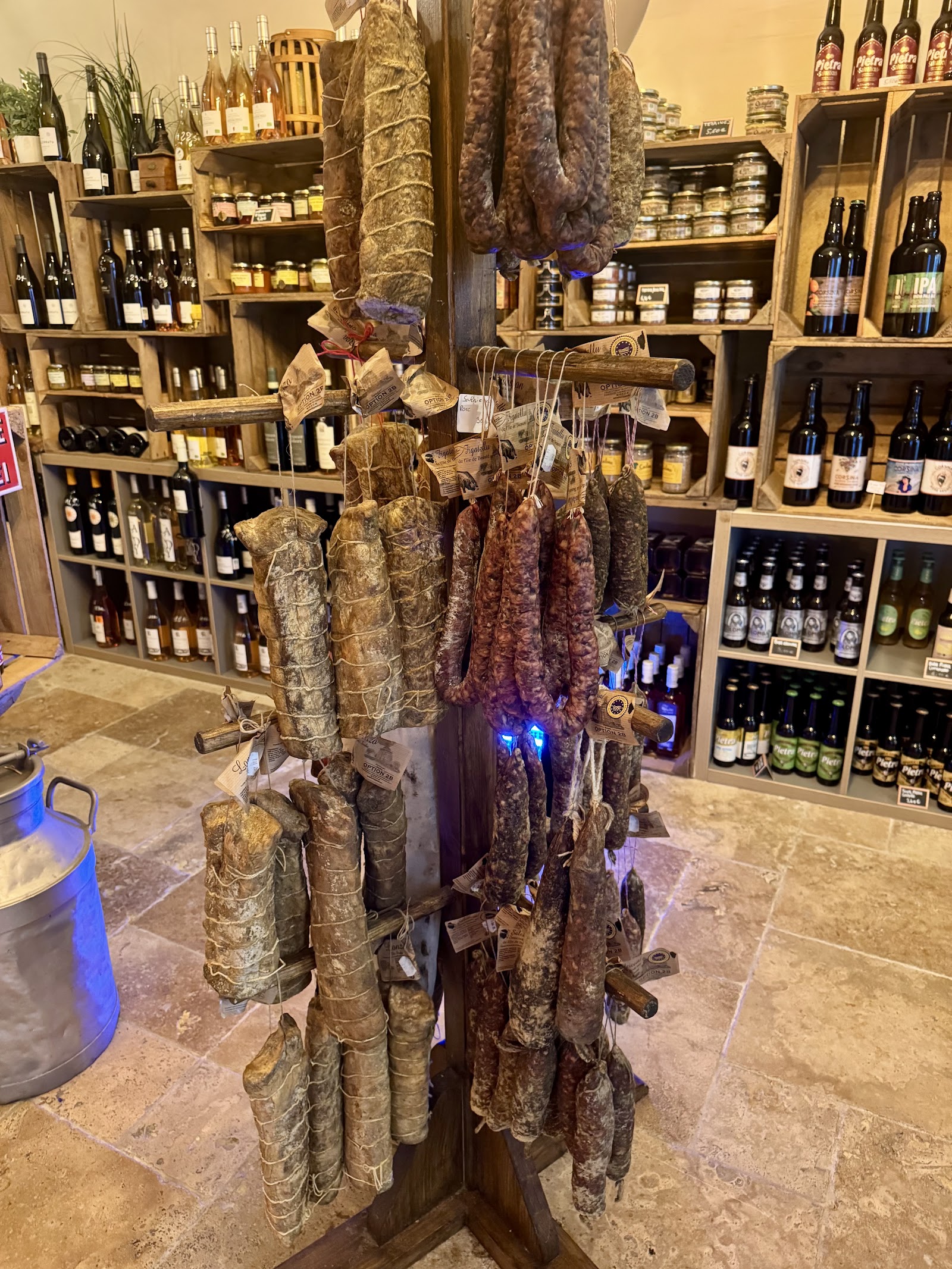 Charcuteries corses suspendues, étagères de bières et de vins de l'île