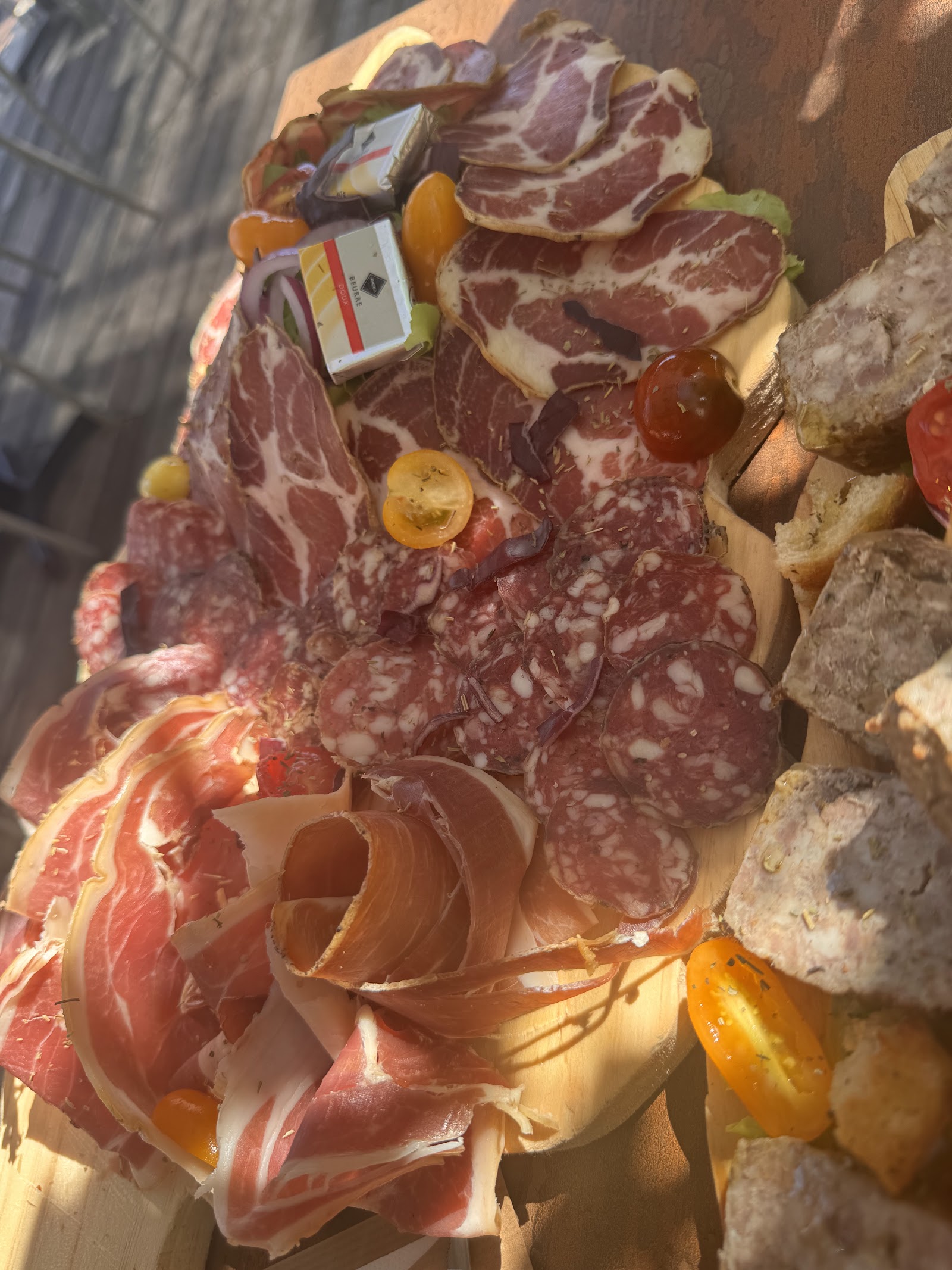 Planche de charcuterie corse : coppa, saucisson, jambon cru et terrine