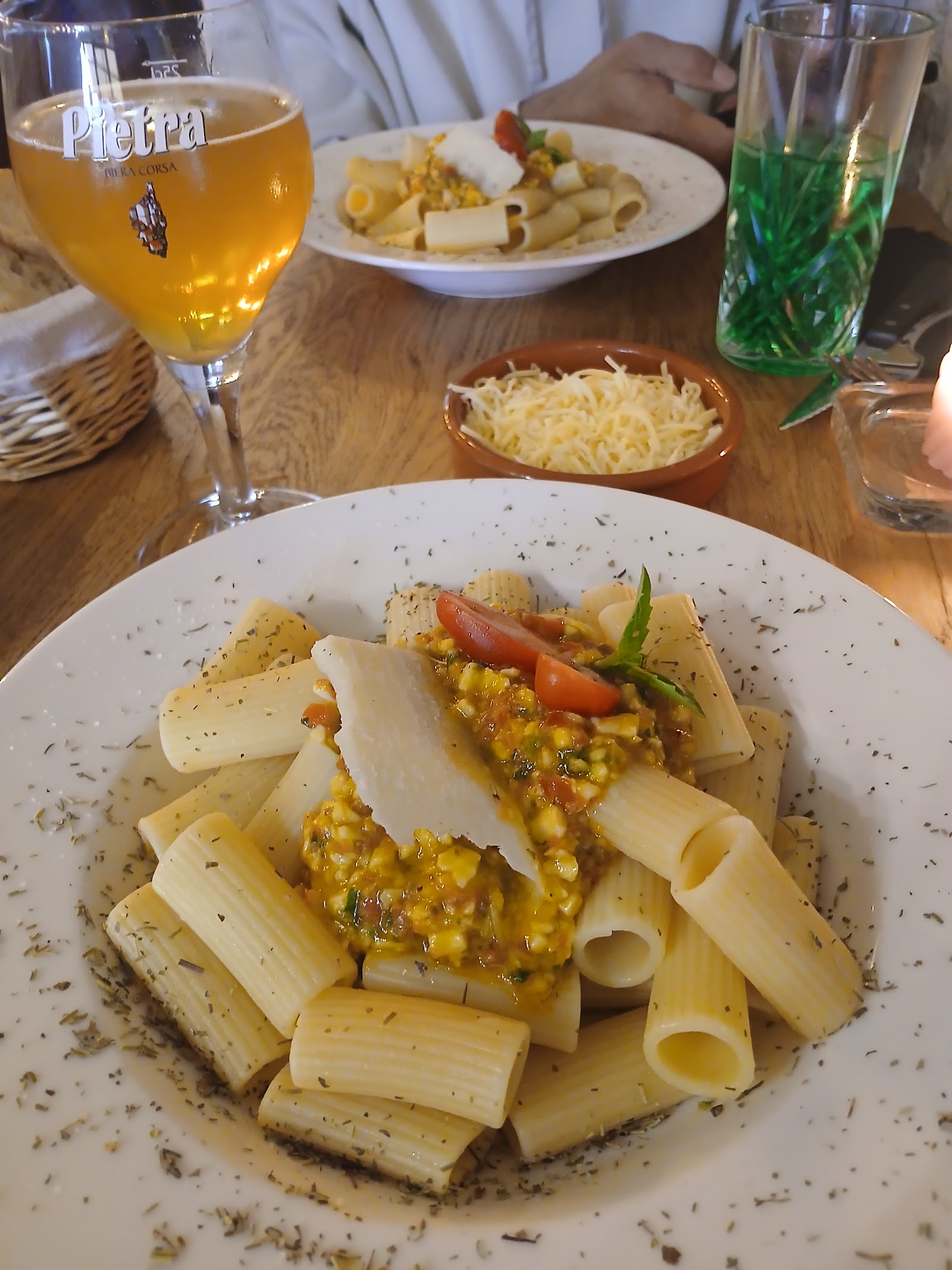 Rigatoni à la sauce tomate et fromage, verre de bière Pietra