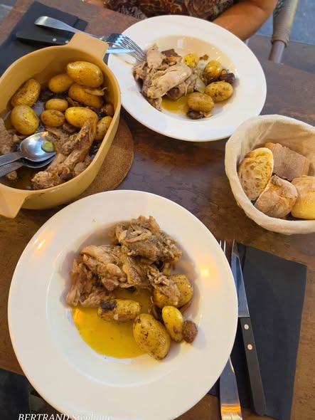 Effiloché d'agneau et pommes de terre dans des assiettes creuses