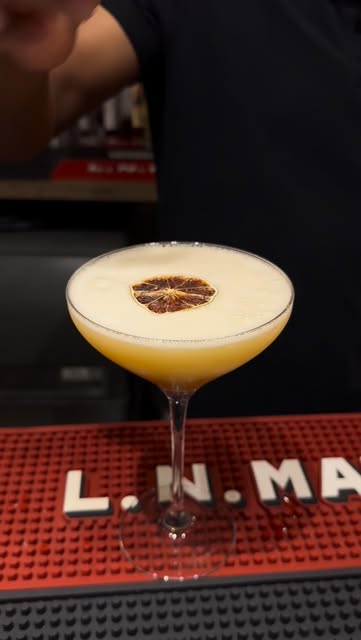 Cocktail mousseux garni d'une rondelle d'agrume séchée