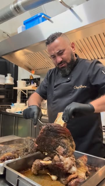 Le chef découpe l'agneau cuit huit heures