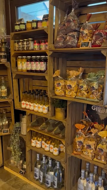 Les étagères de l'épicerie corse : bocaux, terrines, miels, bouteilles