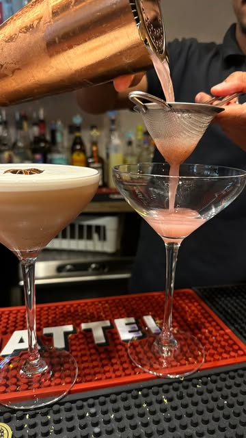 Cocktail servi dans une coupe, passé au chinois